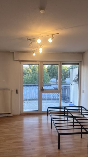 4 - 1. OG links Zimmer 3 WG-Zimmer mit Balkon in zentraler Lage von Böblingen
